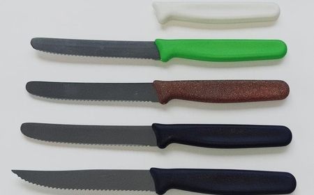 Küchenmesser und ein Steakmesser unten